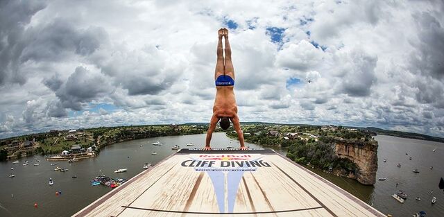 11+1 szédületes kép – Startol a Red Bull Cliff Diving versenysorozat