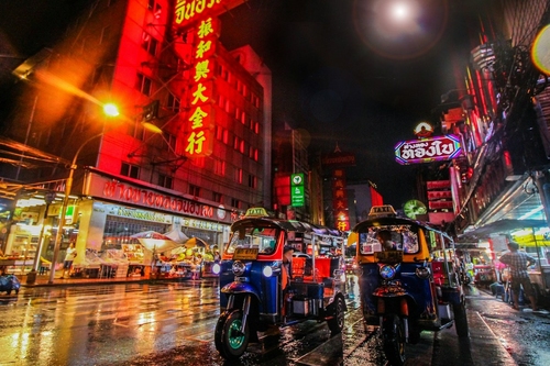 Bangkok és a véletlenek egész estés sorozata