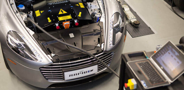 Az Aston Martin elektromos sportkocsival szállna szembe a Teslával