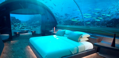 Luxus vendéglátás a víz alatt: hotelszoba és étterem a tenger fenekén