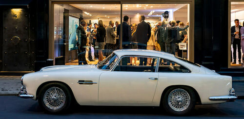 Önálló szalont nyitott klasszikusainak az Aston Martin