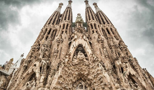 136 évvel az alapkőletétel után építési engedélyt kap a Sagrada Familia