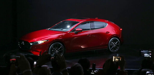 Képgaléria: leleplezték a legújabb Mazda 3 ötajtós és szedán változatát is