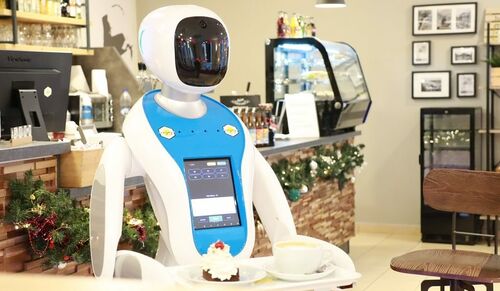 Robotok szolgálják fel a kávét egy budapesti kávézóban