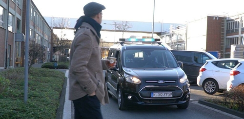 A jövőben fényjelzésekkel kommunikálhatnak az önvezető autók és a gyalogosok