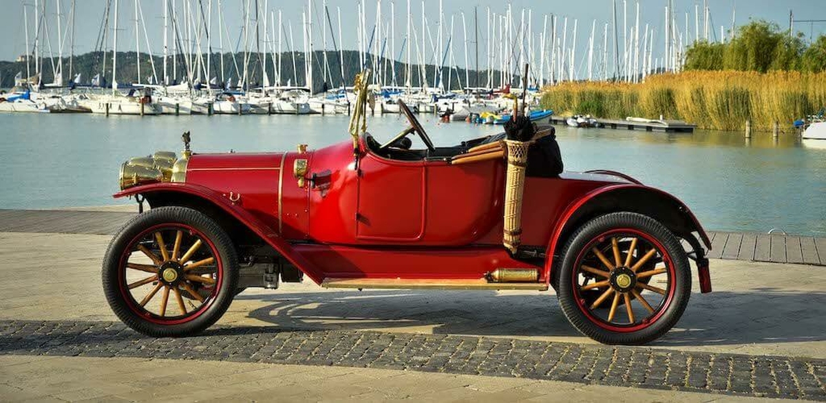 VI. Balatonfüred Concours d’Elegance: május első hétvégéjén ismét lenyűgöző autók érkeznek a Tagore sétányra