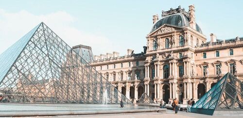 A Louvre negyedmillió tárgya költözik ki Párizsból