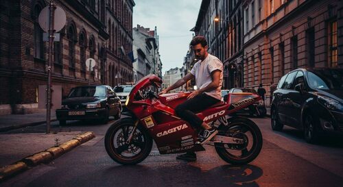 Milyen egy modern budapesti „motoros klub”?
