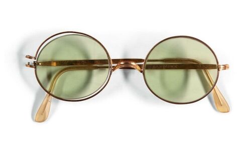 Kalapács alá került John Lennon legendás napszemüvege