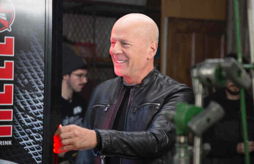 Bruce Willis újabb két évig lesz a Hell globális reklámkampányának arca