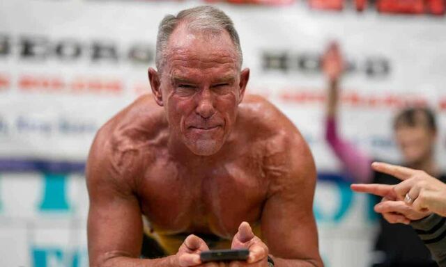 8 óra 15 perccel ismét ez a 62 éves férfi a plank gyakorlatok világrekordere