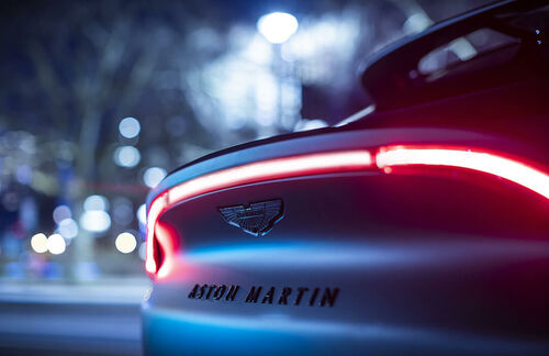 Egy SUV, amit még James Bond is szívesen vezetne: Aston Martin DBX Q