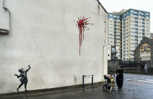 Egy jellegtelen bristoli tűzfalon virít Banksy legfrissebb alkotása