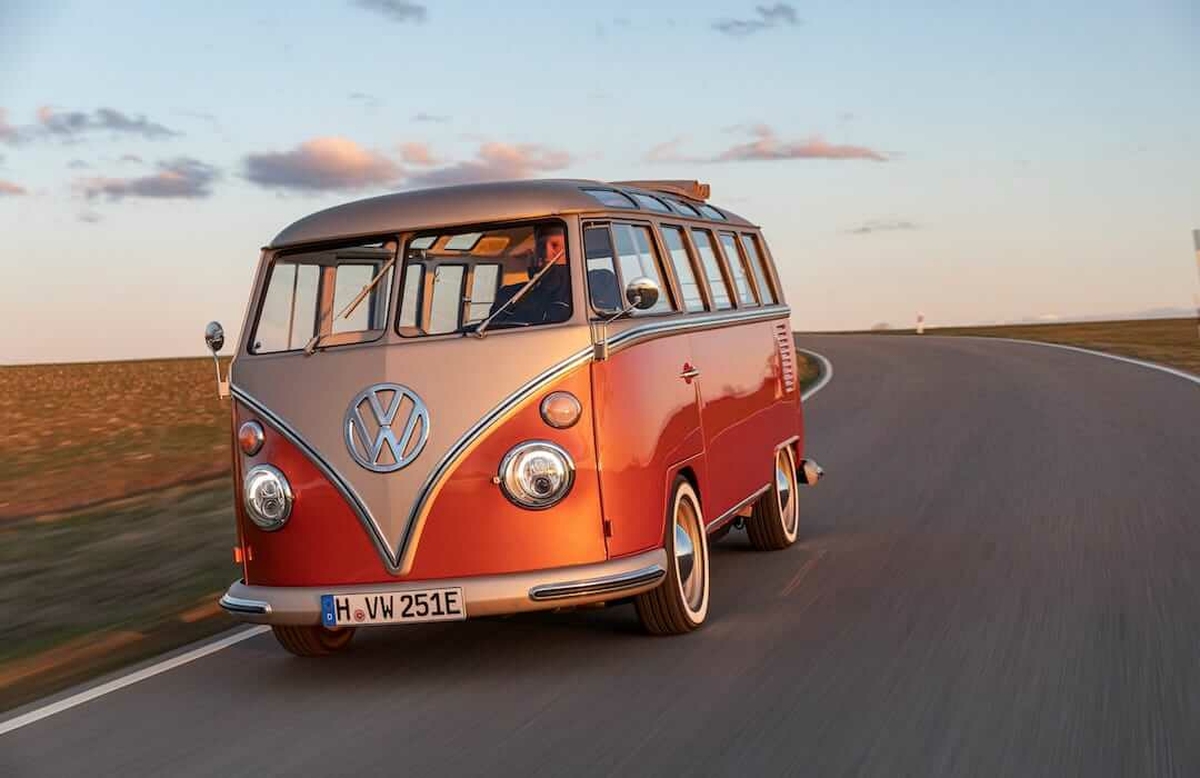 Elektromos motort kapott egy eredeti 1966-os VW Samba busz