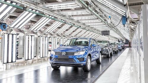 A Volkswagen csoport legnagyobb autógyárában is újraindult a termelés