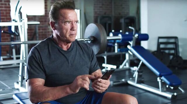 Arnold Schwarzenegger megmutatta kedvenc otthoni háterősítő gyakorlatát