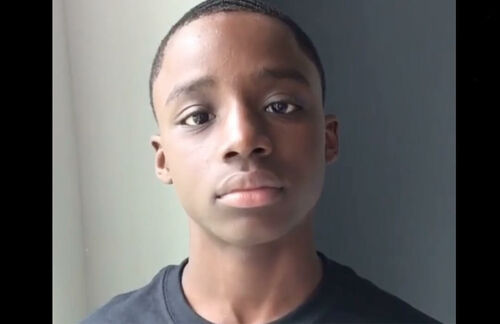 A Warner Records leszerződtette a 12 éves fekete fiút, aki a félelmeiről énekelt