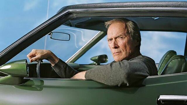 A 90 éves Clint Eastwood filmjei mellett impozáns autó kollekcióval is büszkélkedhet