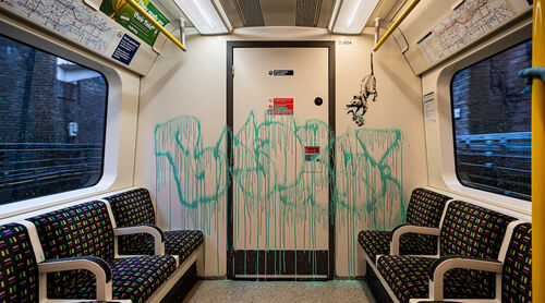Így buzdítja Banksy maszkviselésre a londoni metró utasait