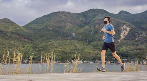 35 kilométer futás maszkban - a brit orvos, akinek elege lett az álhírekből