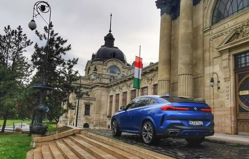 BMW X6 M50i: Magabiztos, mint egy falkavezér