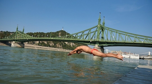 A Budapest Urban Games egyik leglátványosabb programja idén is a Duna-átúszás volt