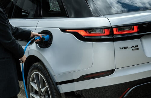Plug-in hybrid hajtáslánccal és ultramodern szórakoztató rendszerrel bővül a Range Rover Velar