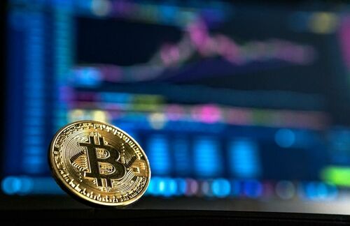 Közel hároméves csúcsra emelkedett a bitcoin árfolyama