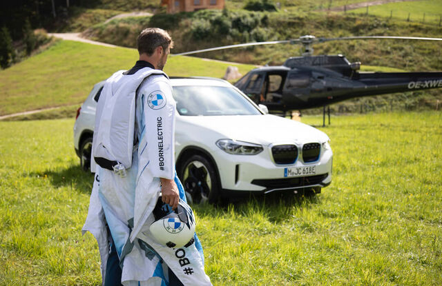 A BMW bemutatta a világ első, elektromos hajtással felszerelt szárnyas repülőruháját