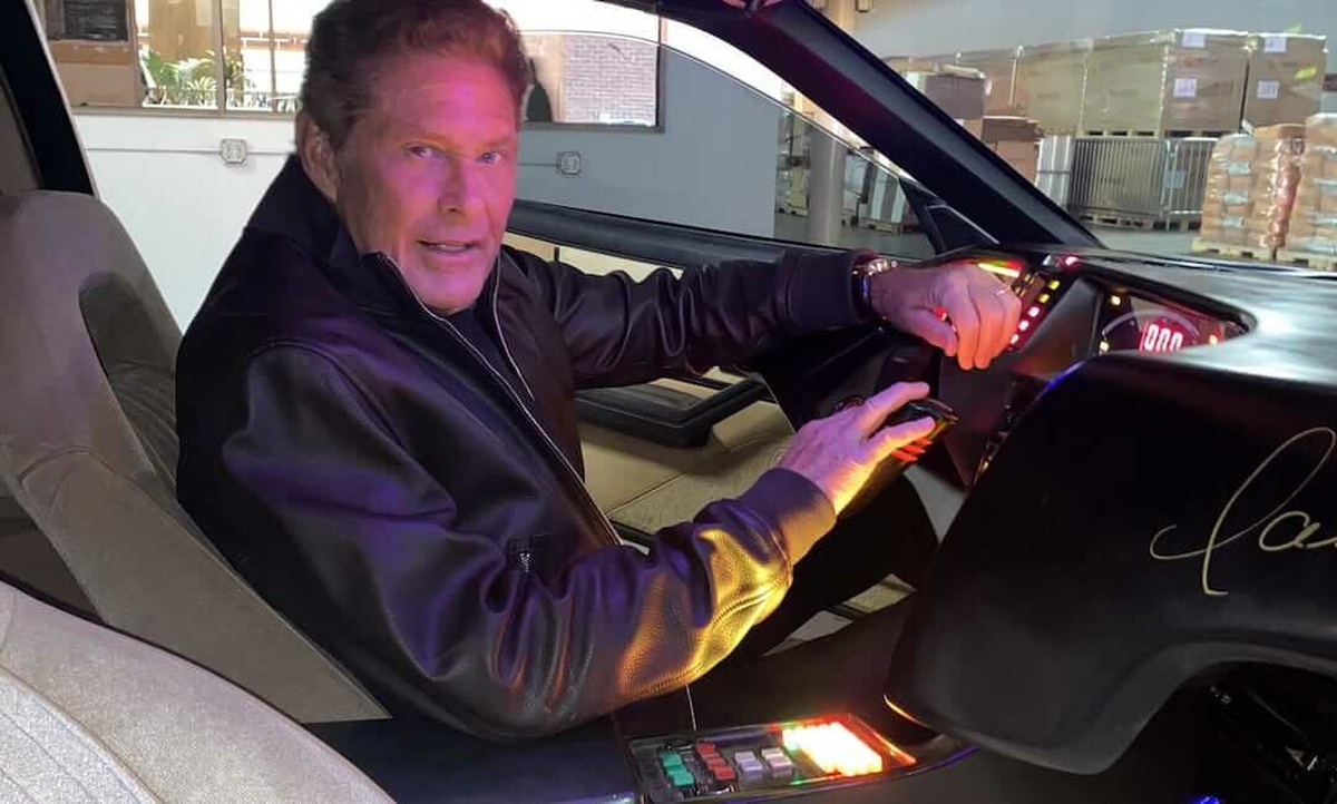 David Hasselhoff eladja saját Knight Rider KITT-jét és személyesen visz el az új vevőnek