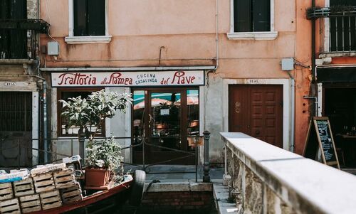 Ezekkel a feltételekkel nyithatnak ki Olaszországban az éttermek és a múzeumok