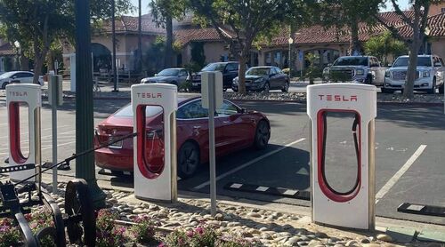 A világ legnagyobb supercharger állomásának megépítésére készül a Tesla