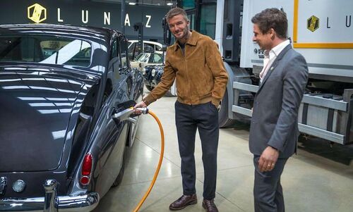 David Beckham beszállt a cégbe, amely bemutatta a világ első elektromos Rolls-Royce Phantomját