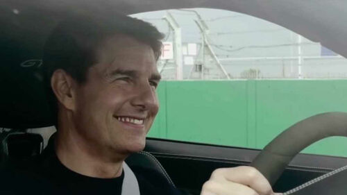 Tom Cruise a silverstone-i pályán üldözi David Coulthardot és Mark Webbert