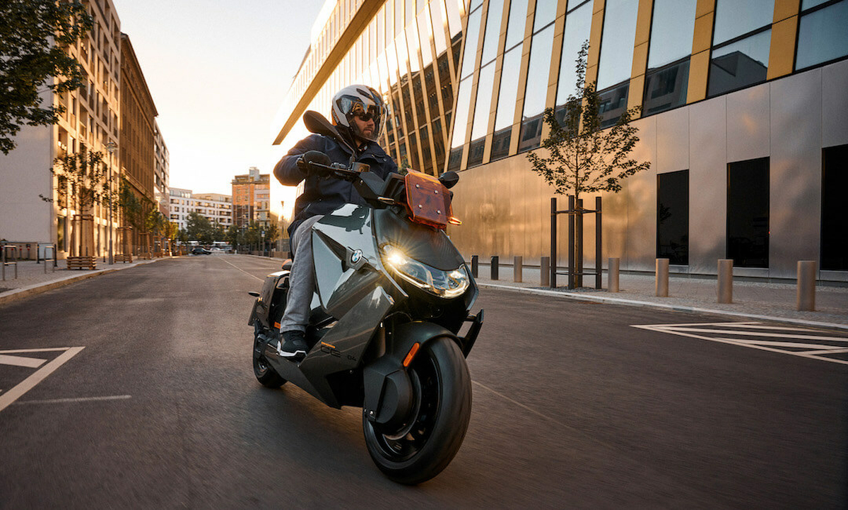 Futurisztikus dizájnnal forradalmasítja a városi közlekedést az új BMW CE 04