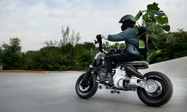 A BMW Motorrad legújabb elektromos koncepcióján még a gördeszkának is van helye