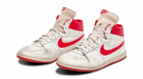 Csaknem 1,5 millió dollárért kelt el Jordan 1984-es kosaras cipője