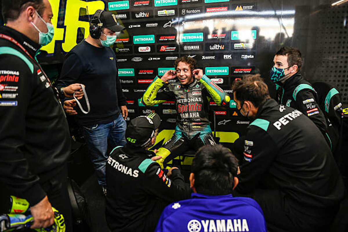 Minimum négy kerékre vált a 25 év után visszavonuló MotoGP-legenda, Valentino Rossi