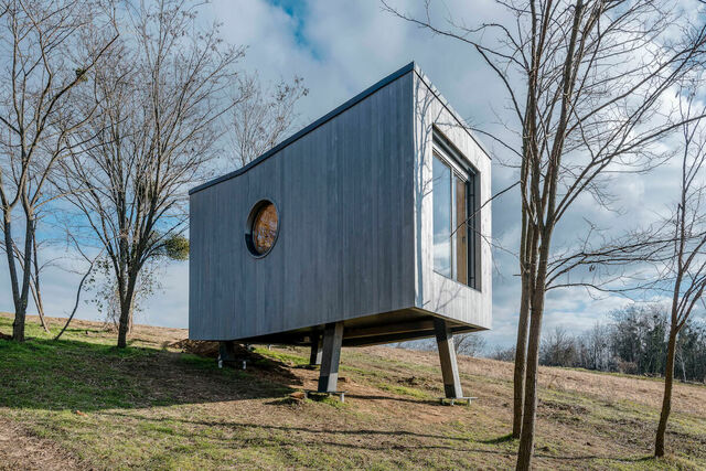 Minimál lak új magasságokban: lábakon álló kabint épített a Hello Wood