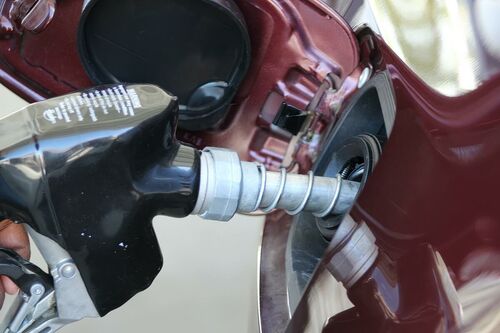 További három hónappal meghosszabbítja a benzinárstopot a kormány