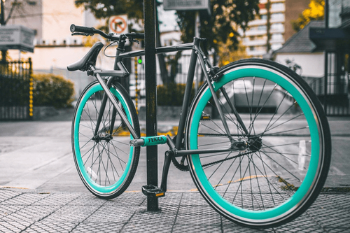 Az ellophatatlan bicikli, ami saját magát lakatolja az oszlopra