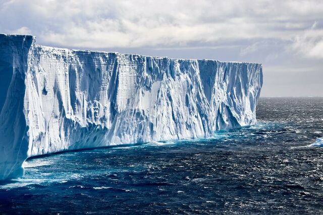 30 év után újra mozgásban a világ legnagyobb jéghegye