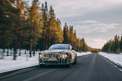 Érkezik a Spectre, még idén debütál a Rolls-Royce első, teljesen elektromos autója