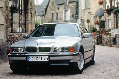 45 éve a csúcson: a BMW 7-es sorozat 7 felejthetetlen generációja