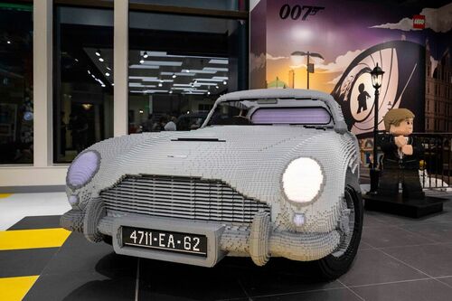 350 ezer Legóból épült életnagyságú Aston Martin DB5