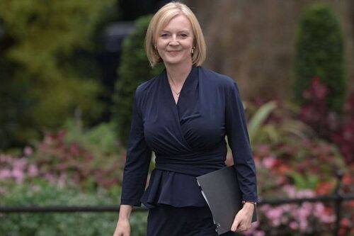 Rendkívüli: 45 nap után lemondott Liz Truss brit miniszterelnök