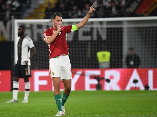 Szalai Ádám Kylian Mbappé és Christian Eriksen előtt
