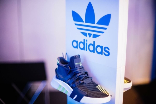A legnagyobb riválistól érkezhet az új Adidas-vezér