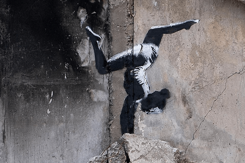 Banksy legújabb alkotását Ukrajna romjaira fújta fel