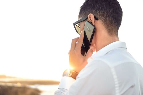 Aki teheti, külön telefont használjon Katarban - figyelmeztet a NAIH
